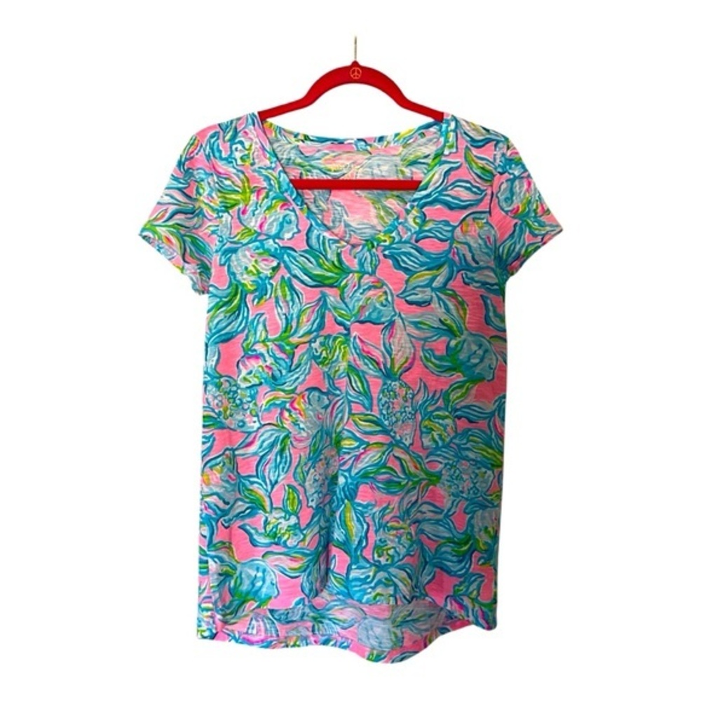 Lilly Pulitzer Etta V-Neck T-Shirt in Pelican Pink "Off the Scales" – Size XS